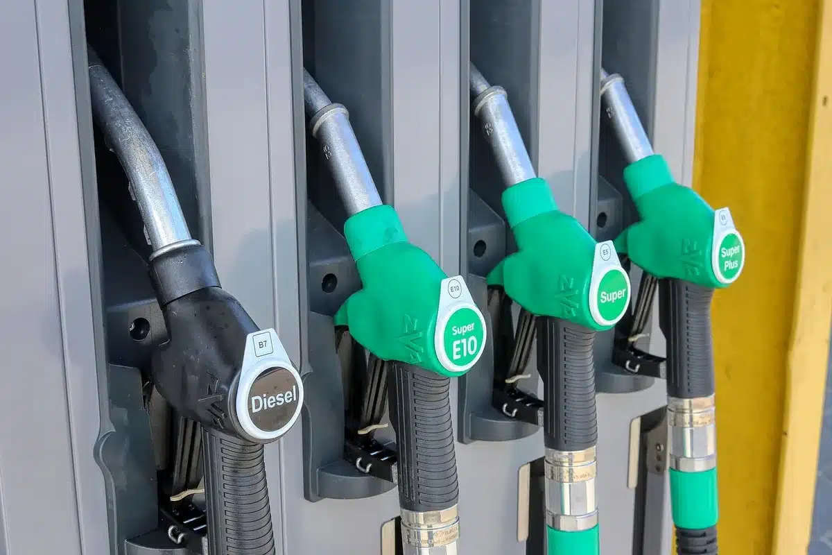 Tableau de décomposition du prix du carburant avec pourcentages pour pétrole brut, raffinage et taxes