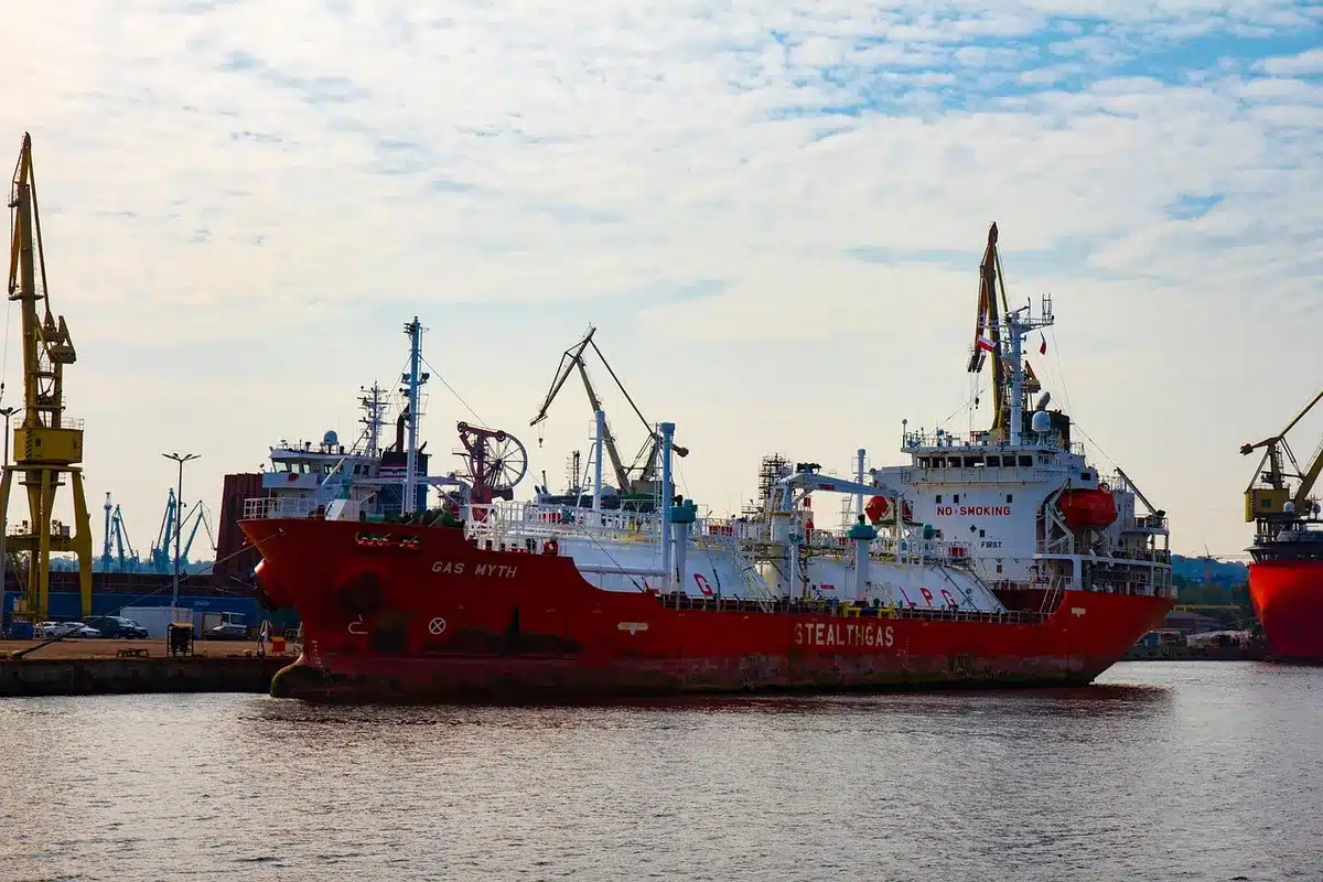 Chantier naval avec structure d'un navire et ouvriers anonymes