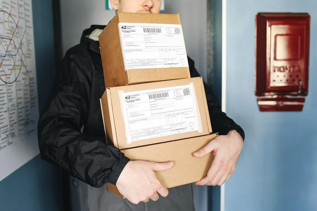 Colis et documentation douanière pour l'importation de petits envois
