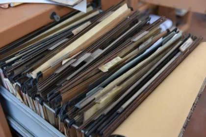 Documents de conformité et contrats empilés sur un bureau professionnel