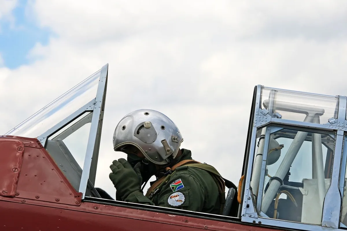 Cockpit moderne avec double écran orienté vers le conducteur