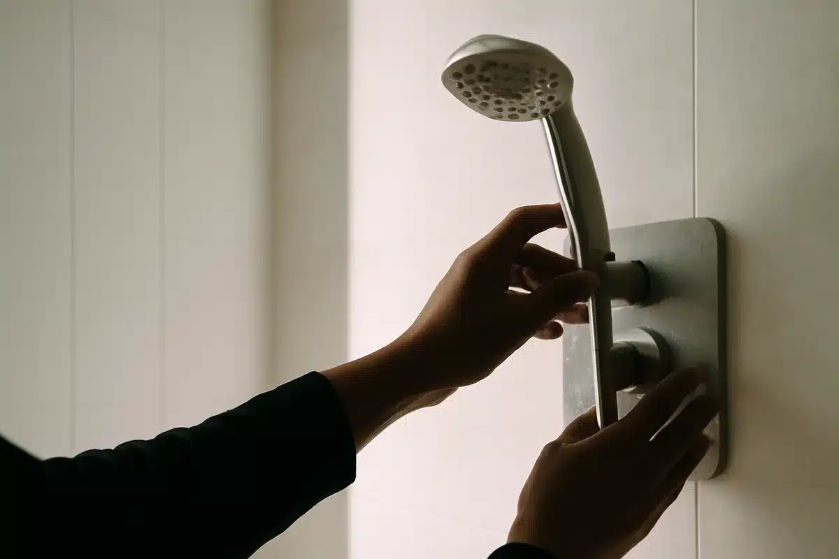 Trois idées de robinetterie pour une douche sculpturale et personnalisable