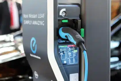 Deux SUV compacts modernes côte à côte devant une borne de recharge en milieu urbain