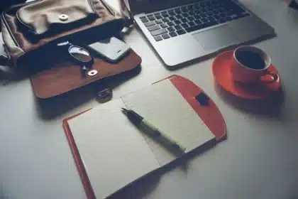 Bureau en plein jour avec contrat, stylo et ordinateur portable fermé sur une table