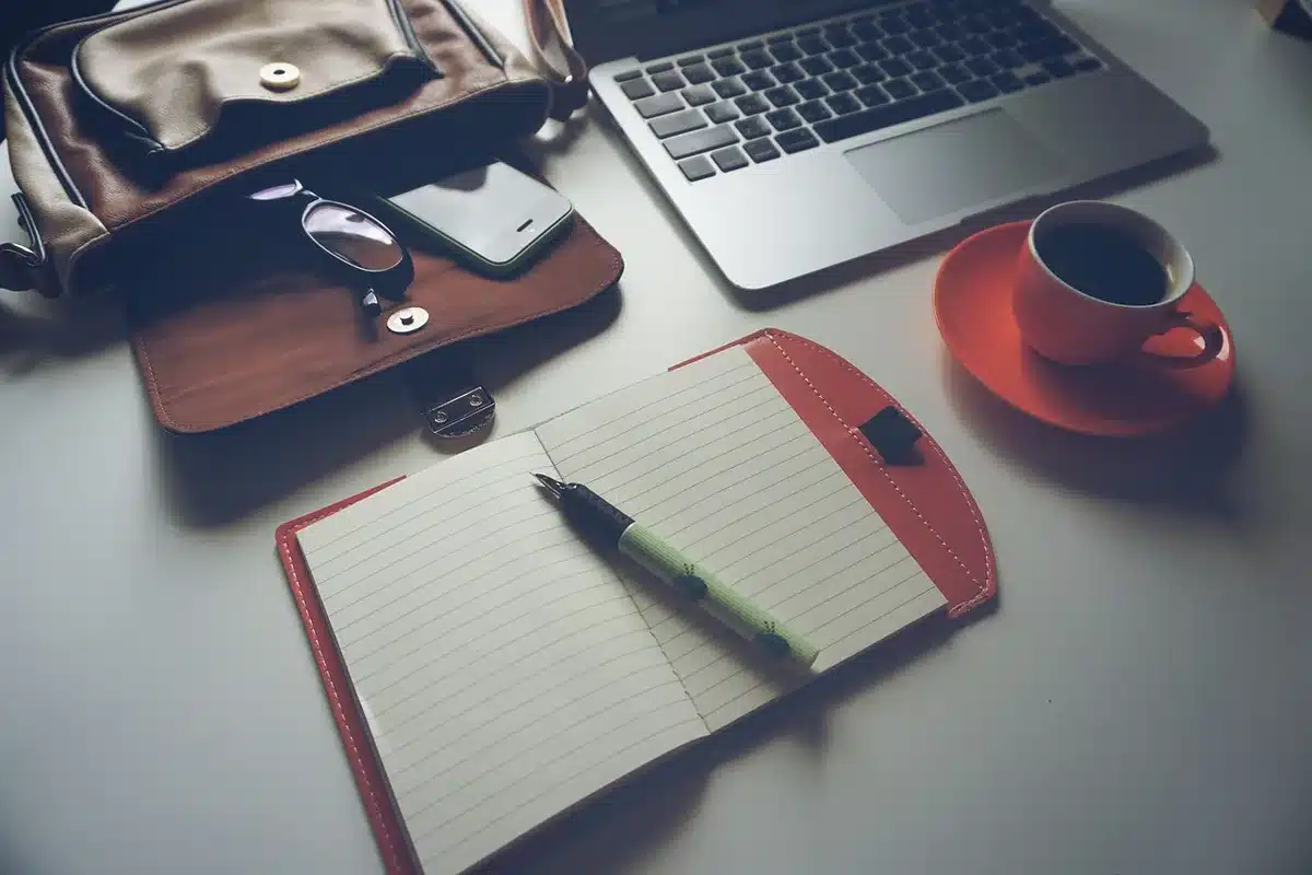 Bureau en plein jour avec contrat, stylo et ordinateur portable fermé sur une table