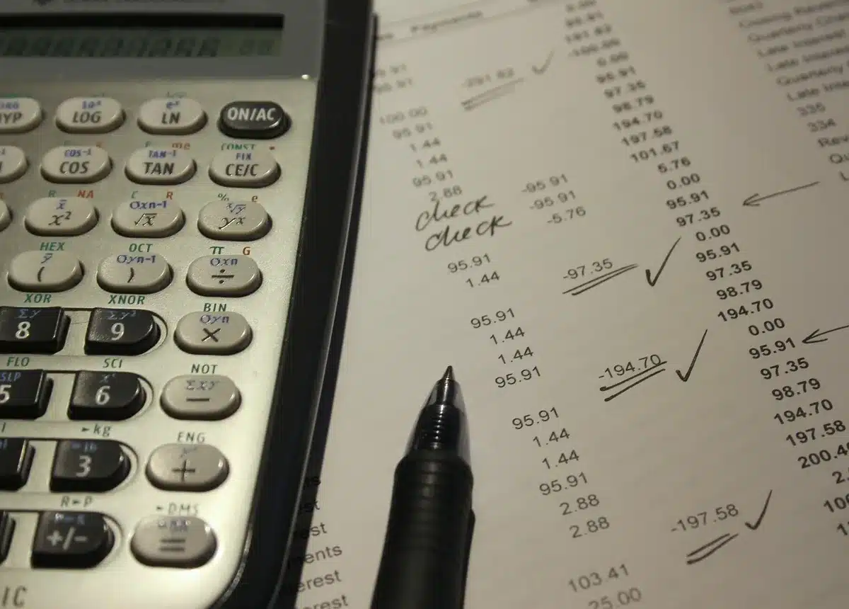 Tableau ou cahier de comptes expliquant micro et réel pour l'imposition