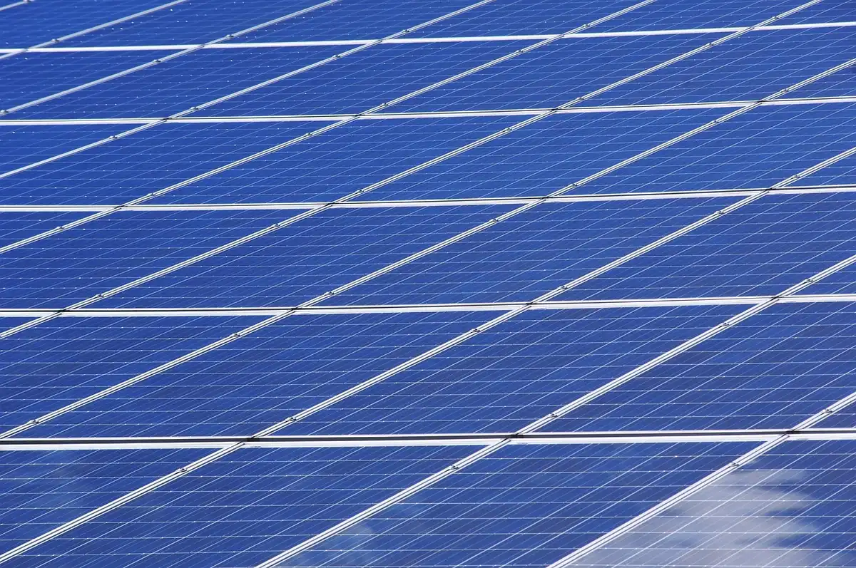 Panneau solaire et batterie auxiliaire installés sur un fourgon
