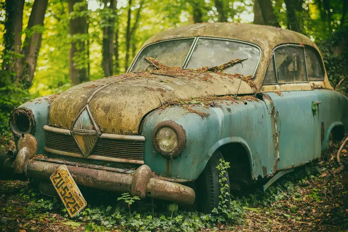 Contrôle des bas de caisse d'une voiture ancienne pour corrosion