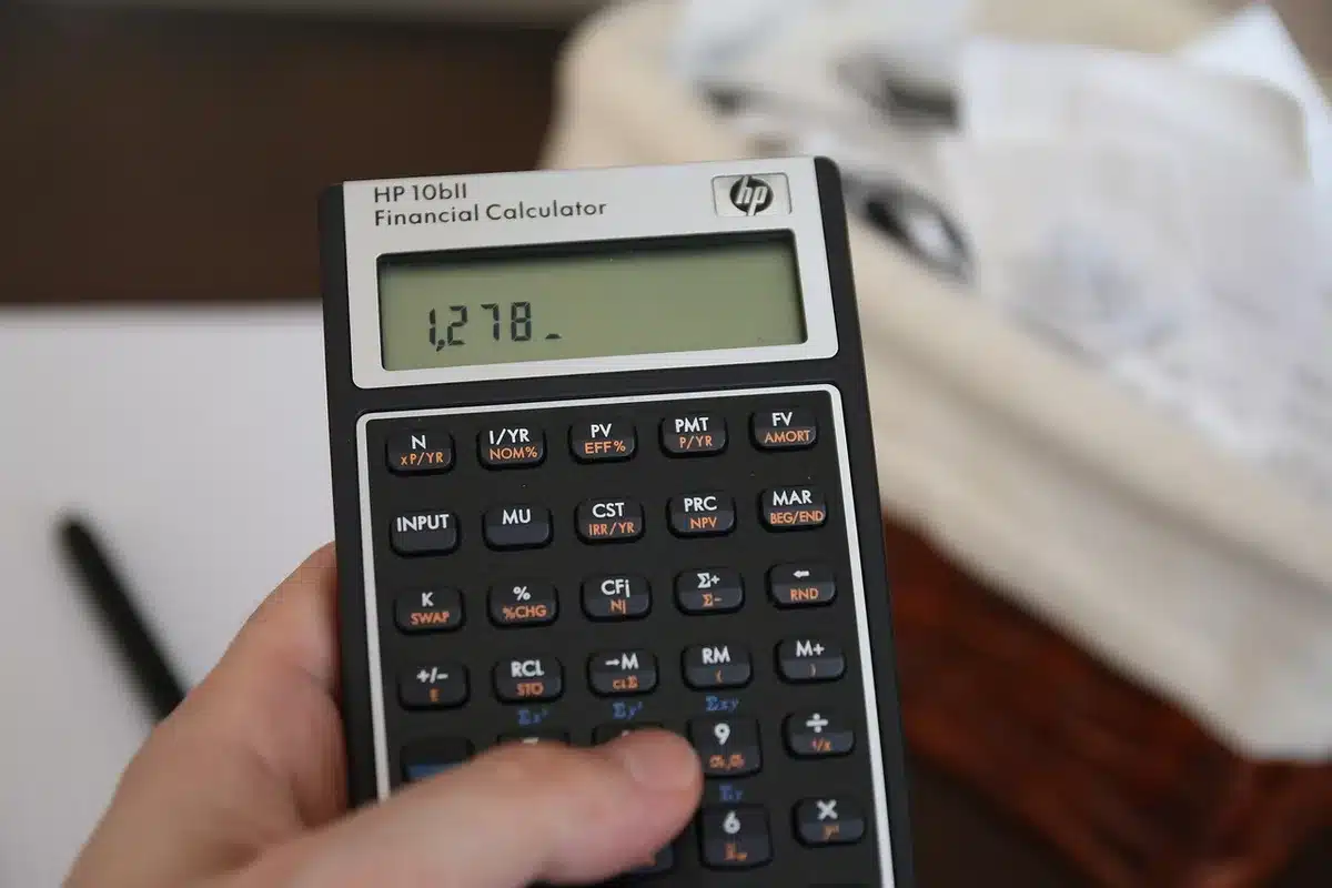 Calculatrice et fiches de paie sur un bureau ensoleillé