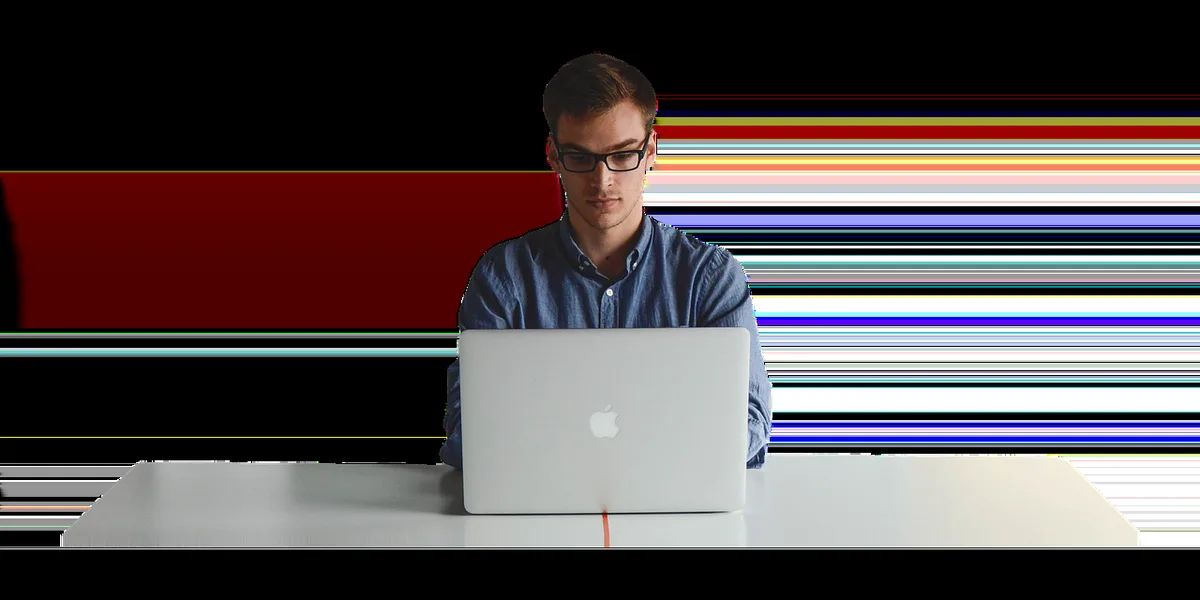 Professionnel mature consultant son profil LinkedIn sur un ordinateur portable