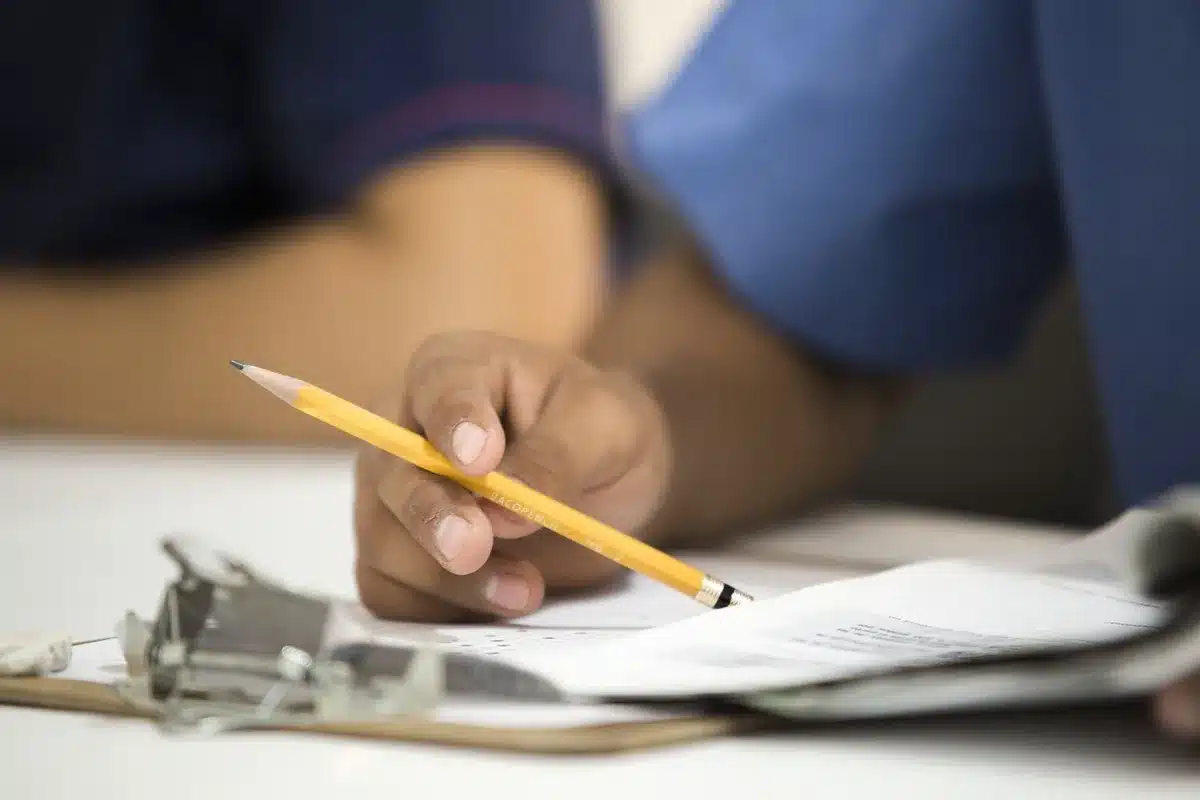 Calculatrice et documents de salaire sur un bureau lumineux