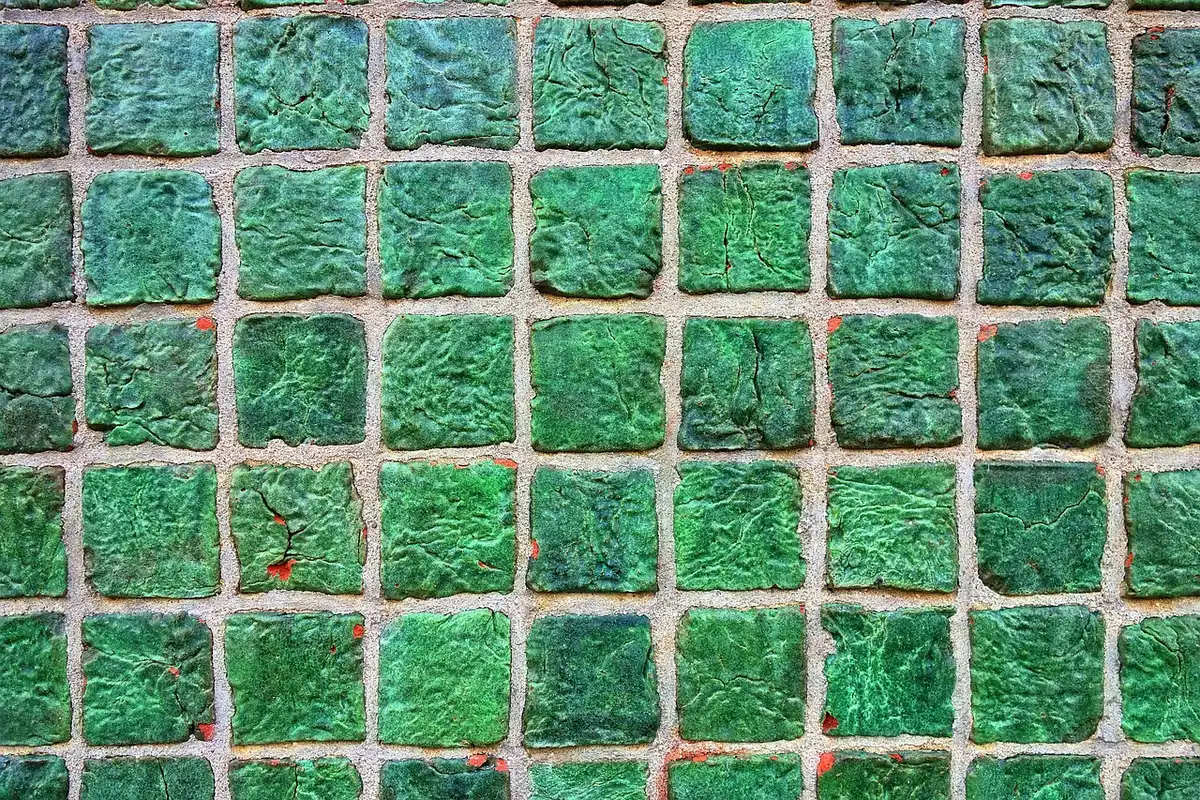 Gros plan sur la texture minérale d'une dalle grès cérame mate