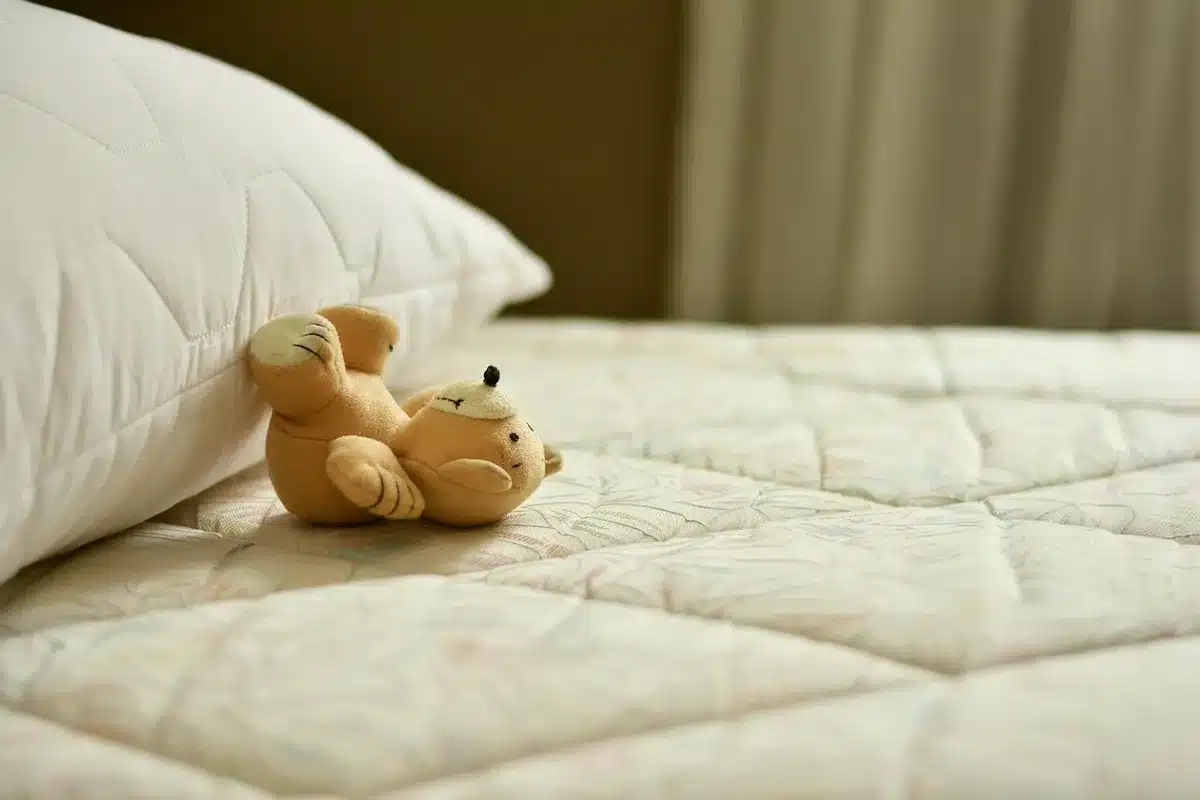 Personne testant la fermeté d'un matelas en magasin