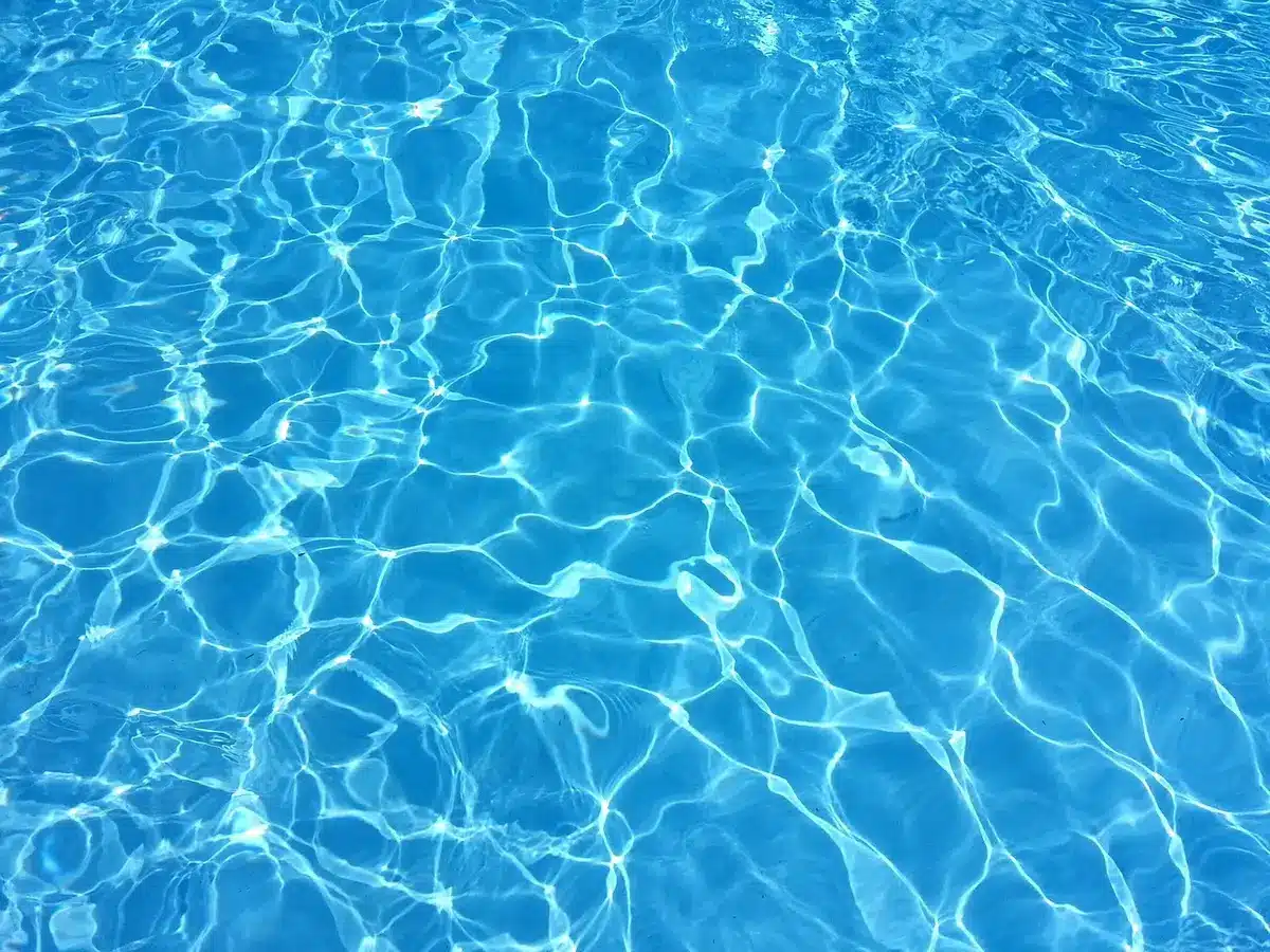 Piscine et terrasse ensoleillée avec espaces de détente