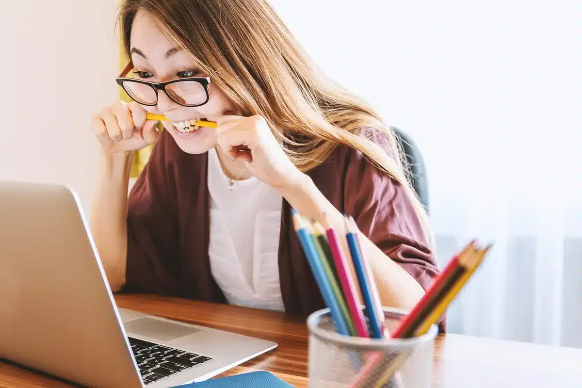 Écran d'ordinateur affichant un profil professionnel type LinkedIn sur un bureau