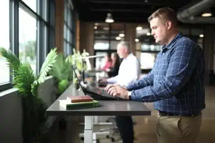 Espace de travail ouvert avec tableau blanc et documents partagés, lumière du jour