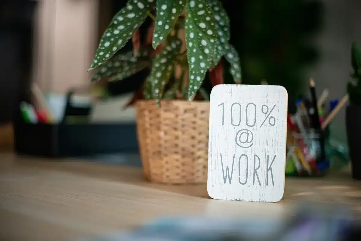 Bureau vide avec une lettre sur le bureau illustrant l'absence non justifiée