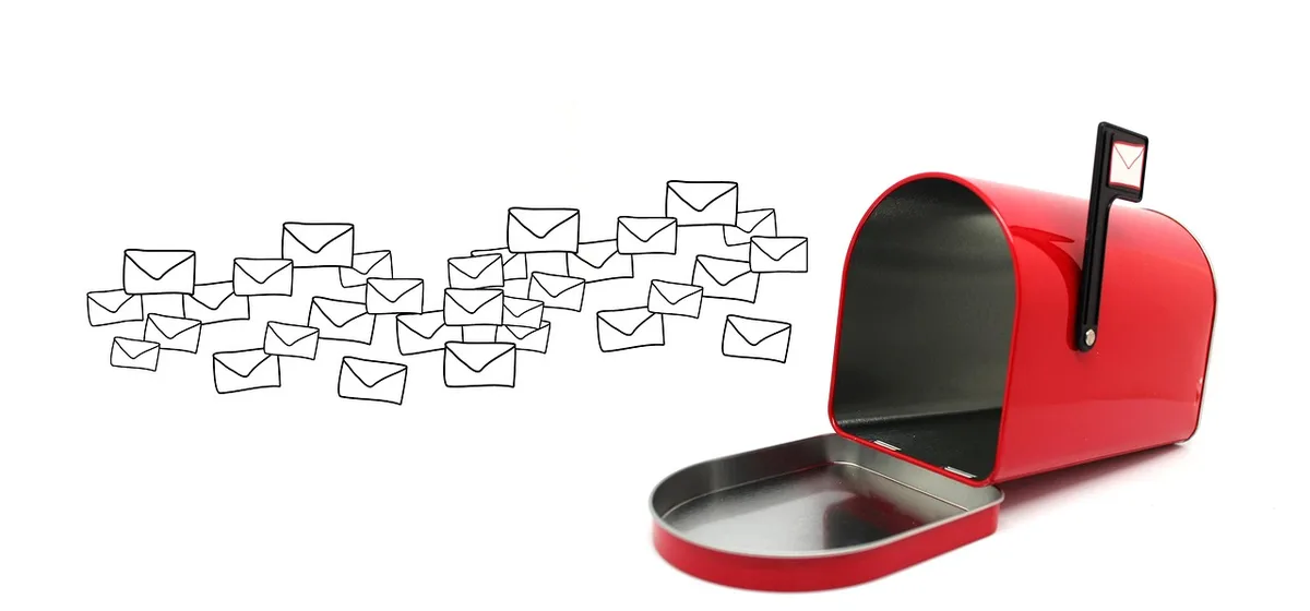 Lettre recommandée posée sur un bureau pour mise en demeure