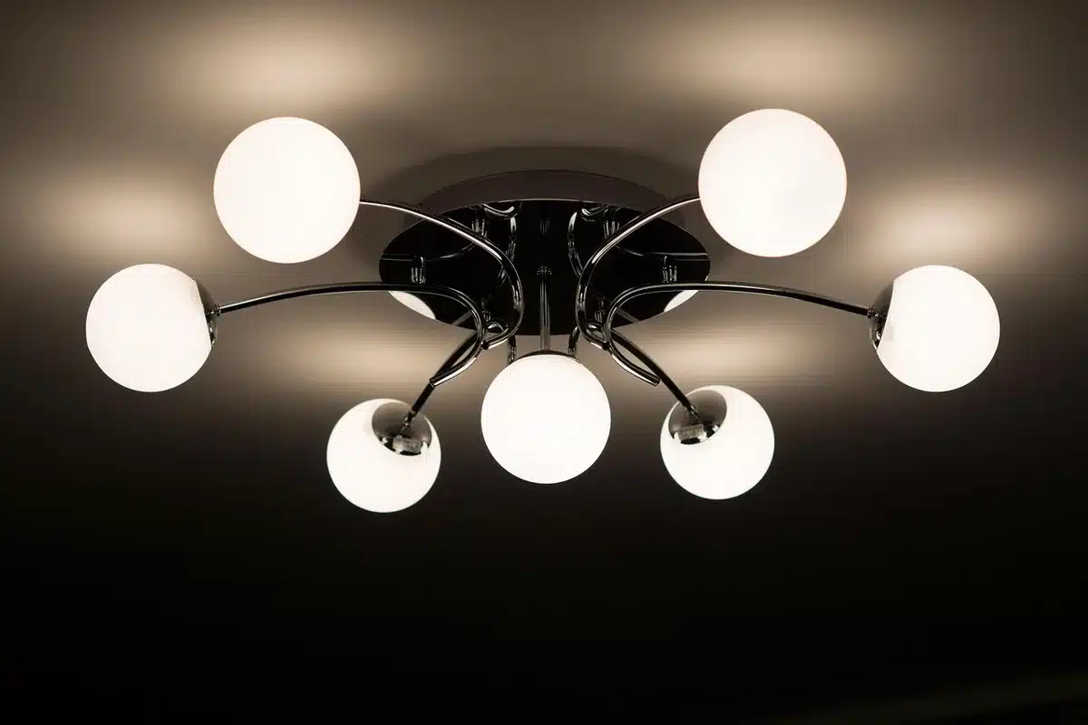 Intérieur baigné de lumière montrant volumes et textures qui créent une atmosphère