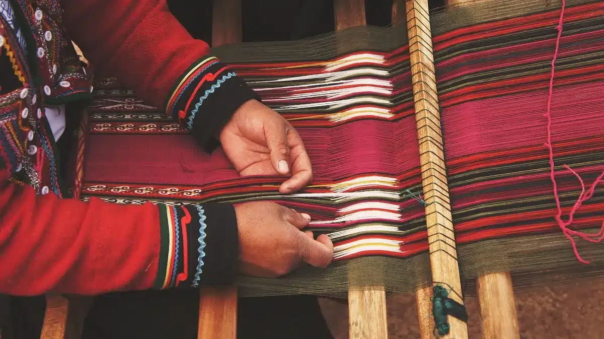 Mains d'artisan travaillant la pierre dans un atelier en plein jour