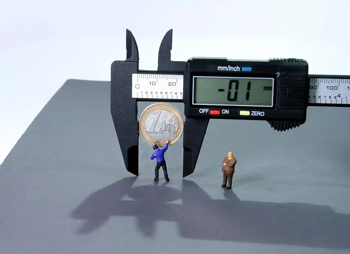 Tableau de taux et chiffres sur un bureau clair, évoquant les plafonds trimestriels