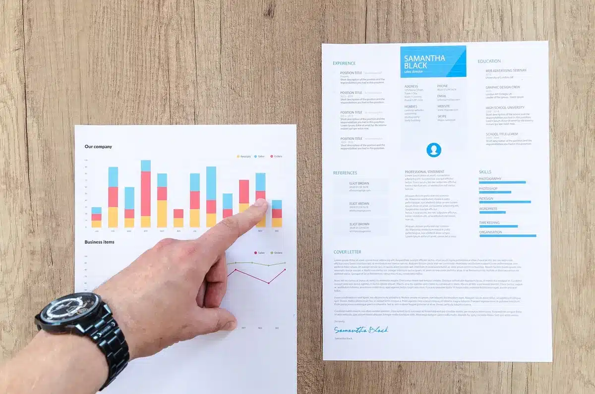 Un CV sobre et lisible posé sur un bureau, prêt à être envoyé aux ATS