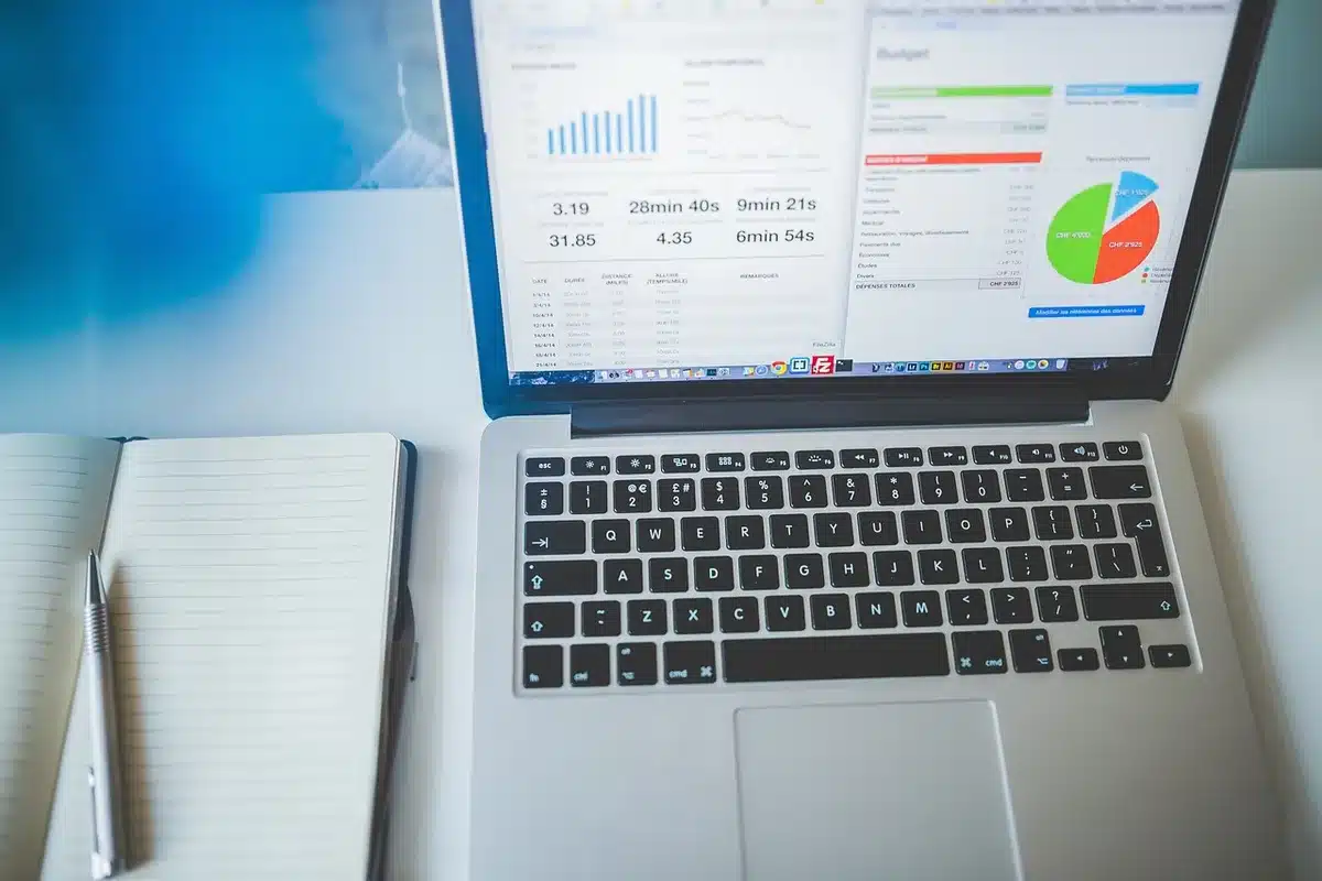 Personne prenant du recul à son bureau en pleine journée