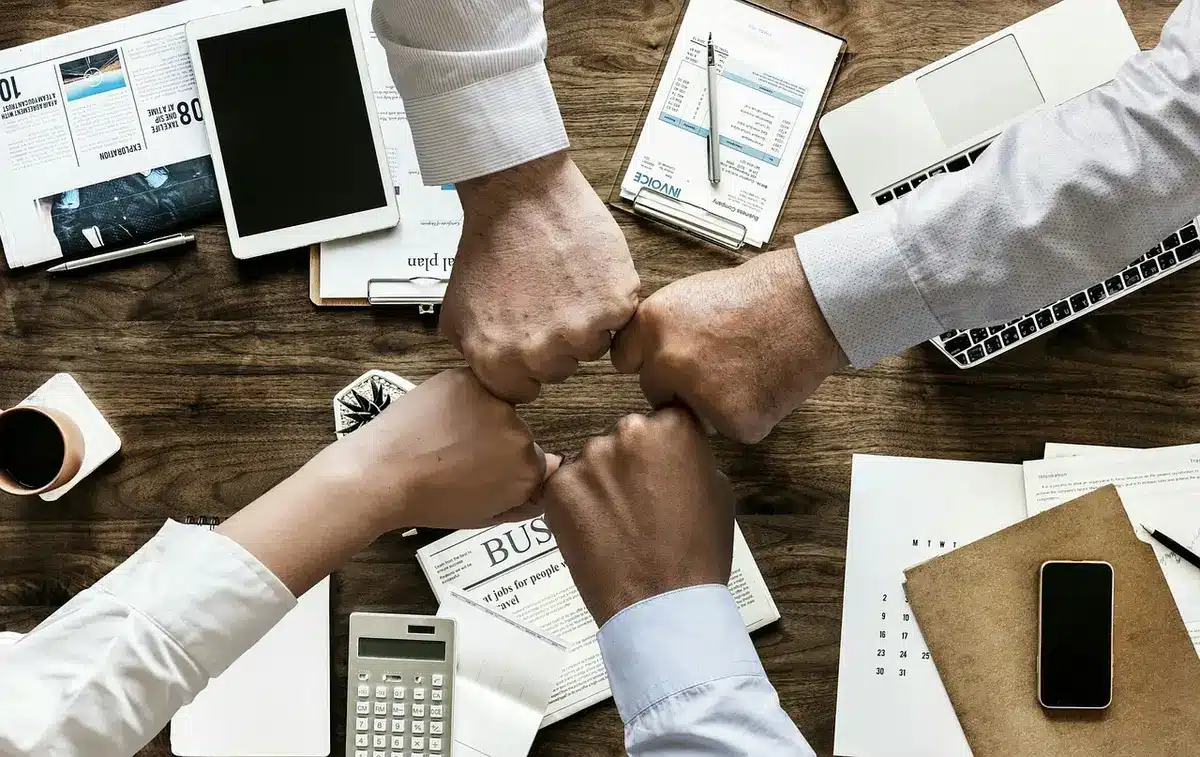 Documents d'embauche et notes justificatives sur un bureau lumineux