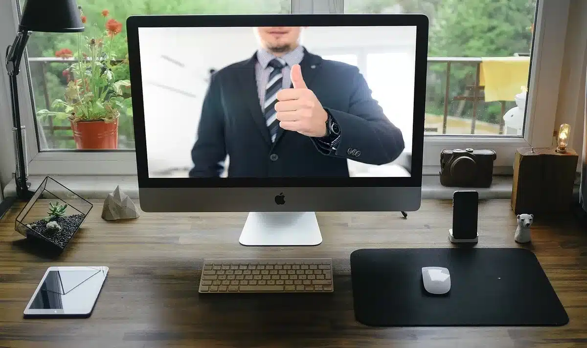 Personne réfléchissant à son style de travail avec carnet et ordinateur