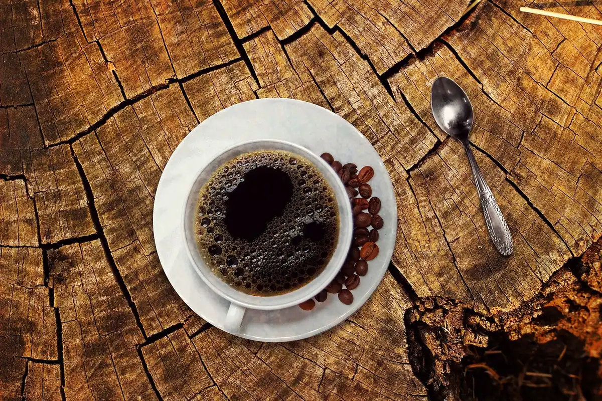 Deux collègues discutant autour d'un café dans un espace de travail lumineux