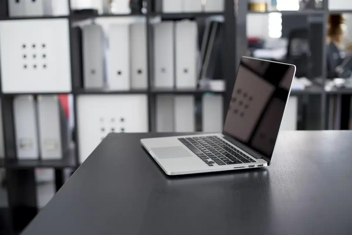 Tableau de taux immobiliers imprimé posé sur un bureau