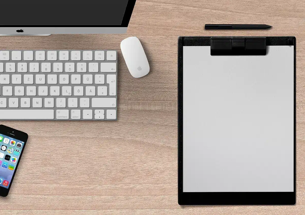 Liste de contacts écrite à la main sur une feuille