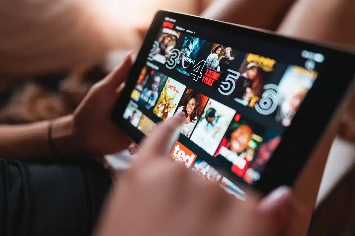 Ordinateur portable affichant une courte vidéo de présentation pour un recruteur
