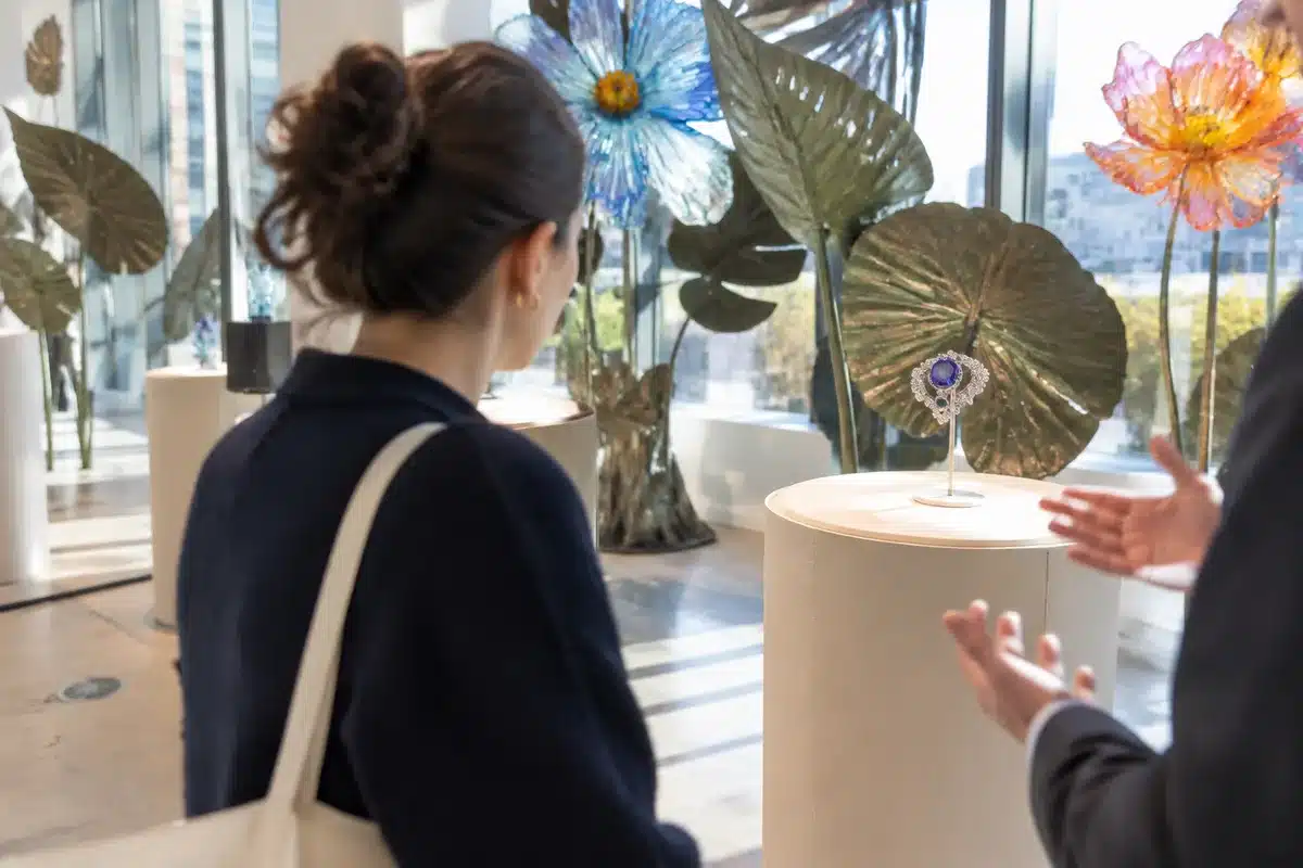 Comment vivre l'expérience de la boutique immersive Van Cleef & Arpels?