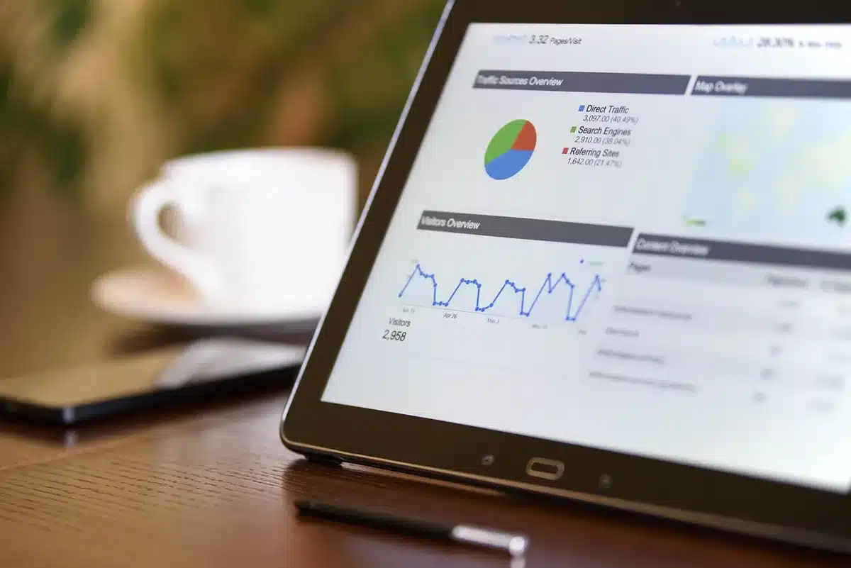 Tableau d'inflation sur un bureau avec documents INSEE