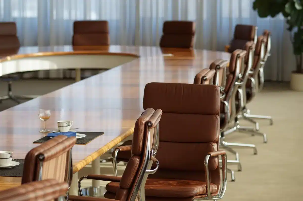 Salle de réunion de banque centrale avec graphiques économiques