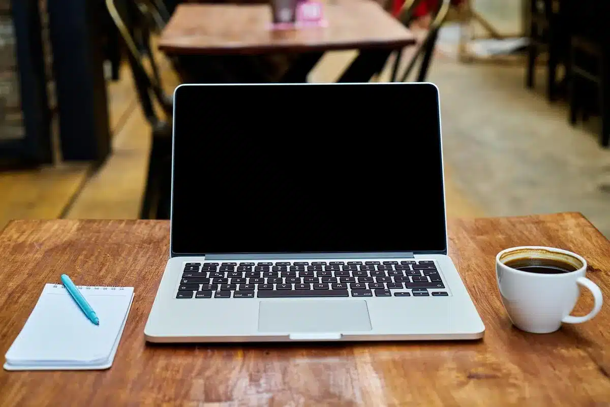 CV posé sur un bureau près d'un ordinateur portable
