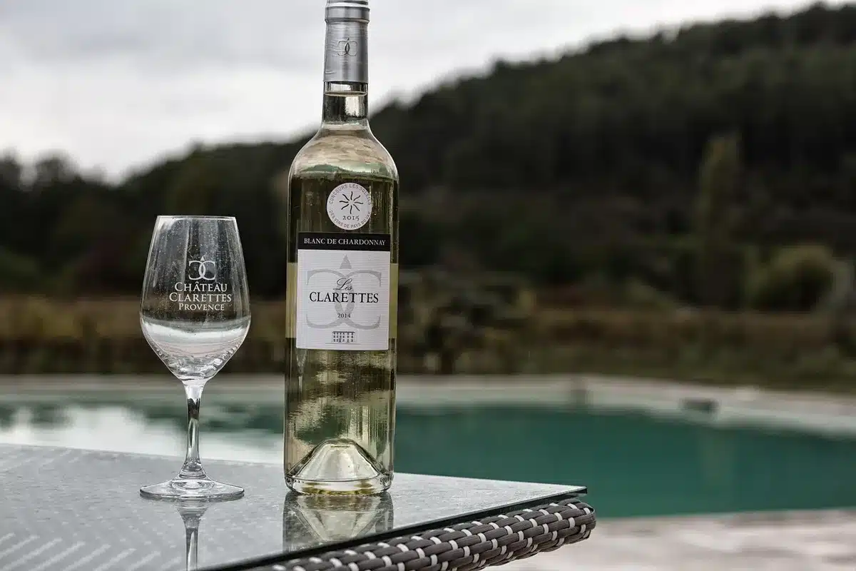 Dégustation de vin dans un chai et barriques