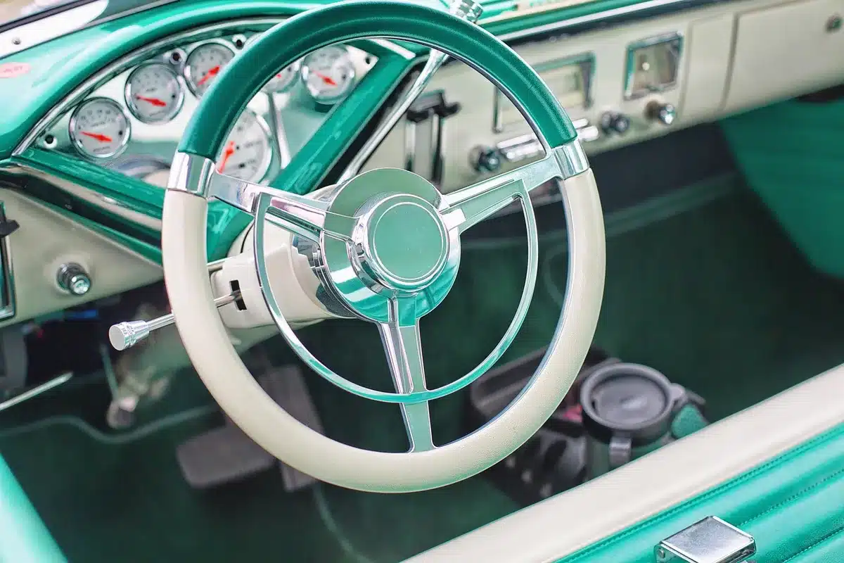 Personne nettoyant l'intérieur d'une voiture pendant la journée