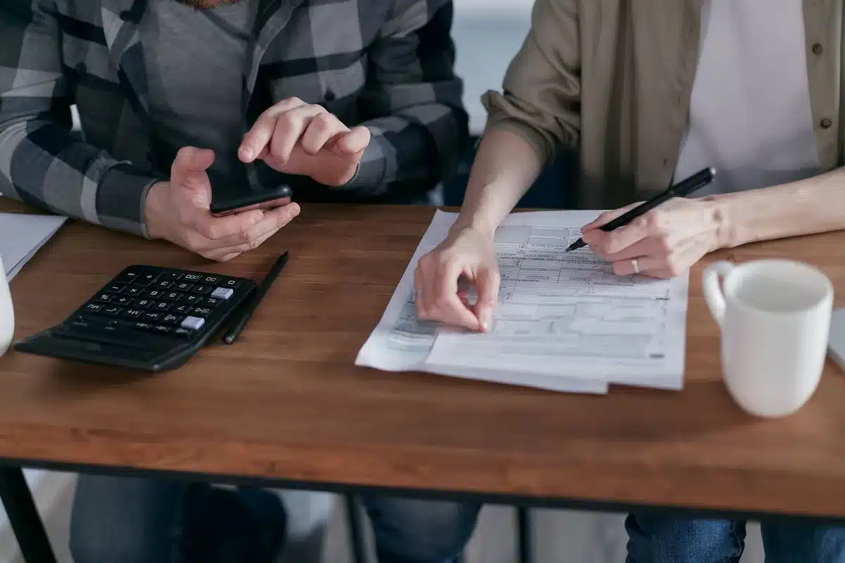 Bulletin de salaire et calculatrice sur un bureau pour estimer une indemnité