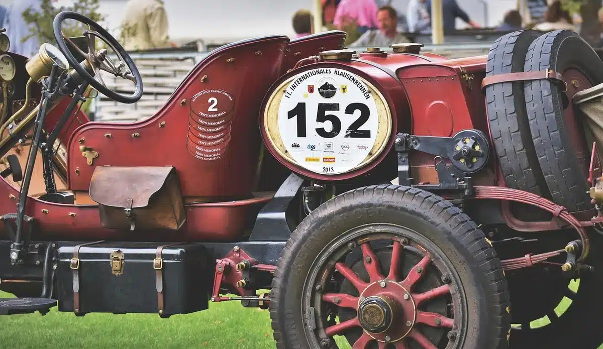 Alignement de voitures de course historiques sur une grille avant départ