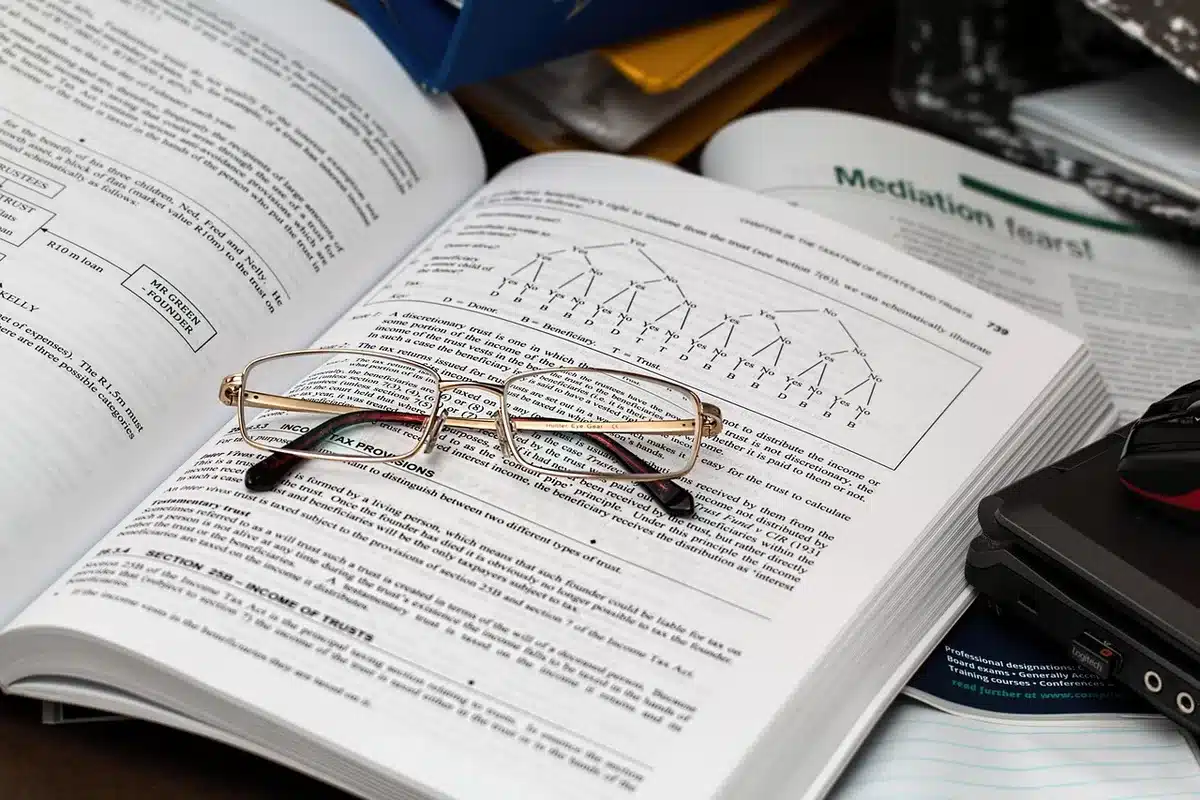 Documents et justificatifs posés sur un bureau lumineux