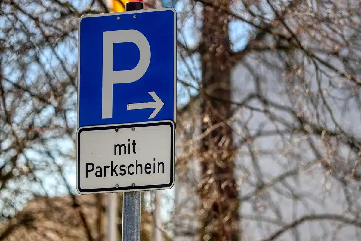 Gros plan de documents d'infraction et photographie de plaque d'immatriculation