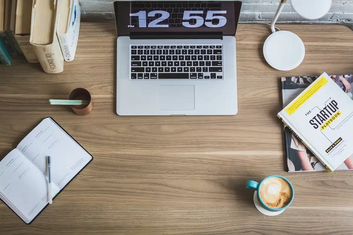 Personne consultant une fiche de poste sur un bureau lumineux