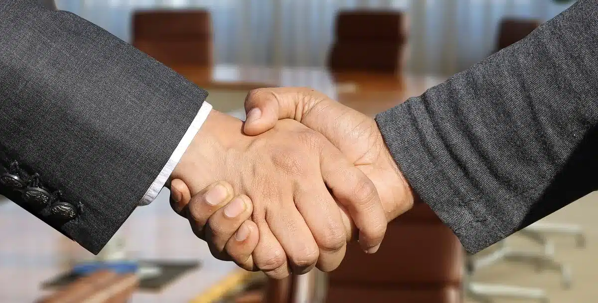 Réunion d'entreprise discutant d'une réorganisation en salle claire