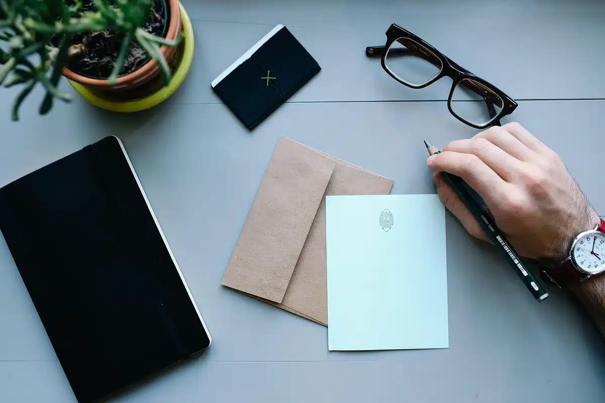 Documents préparés sur un bureau prêts pour un rendez-vous administratif