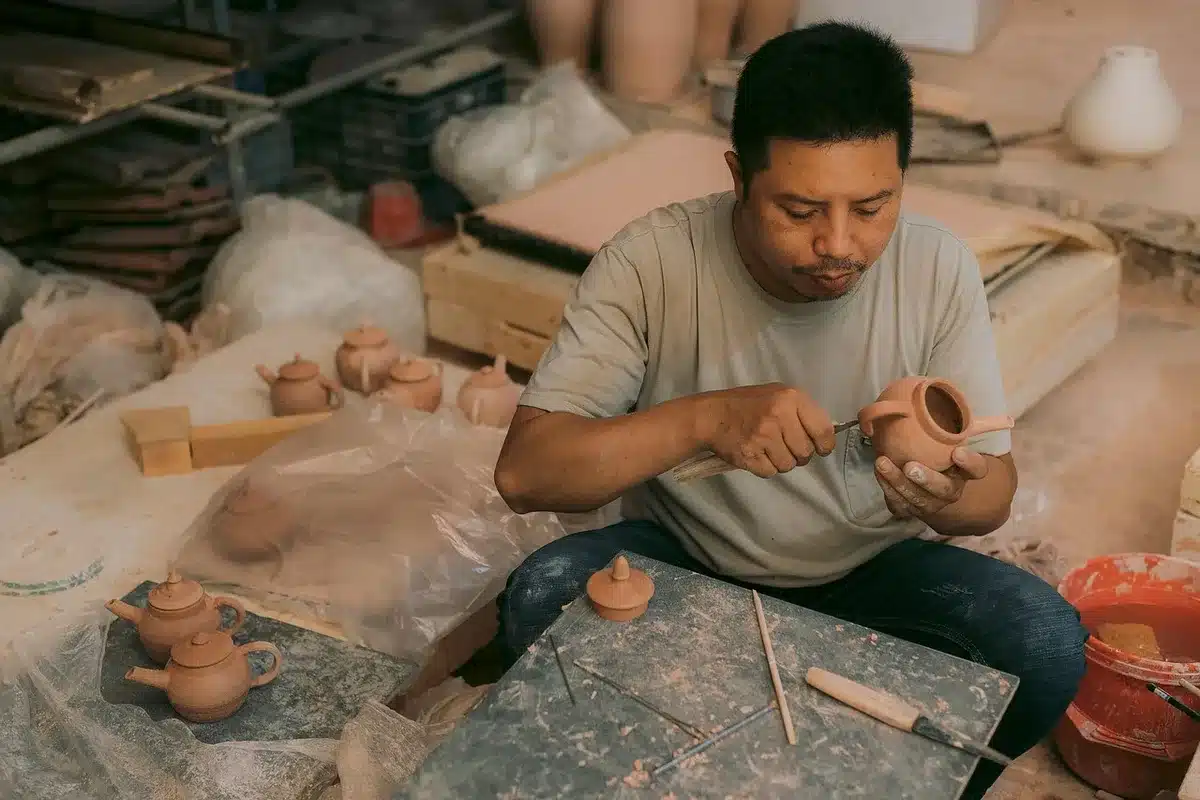 Assiettes en céramique artisanale posées sur une table