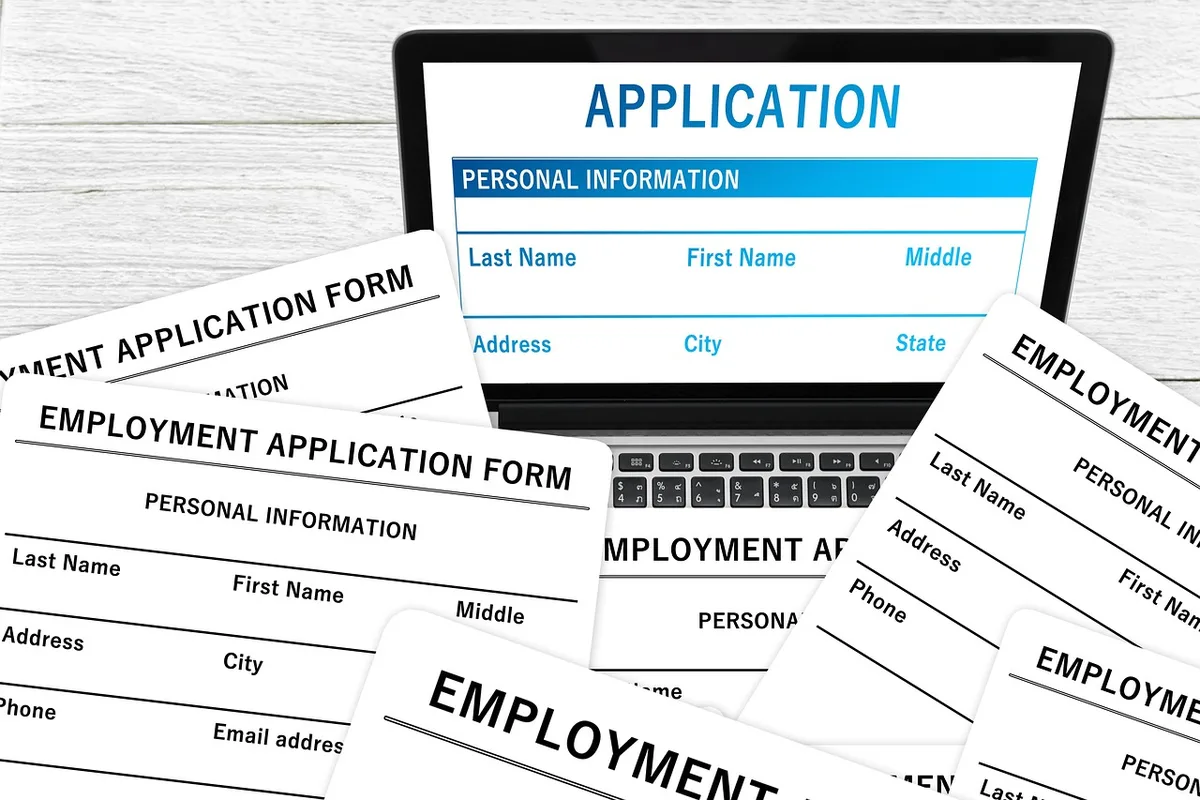Personne travaillant un CV sur ordinateur avec exemples concrets