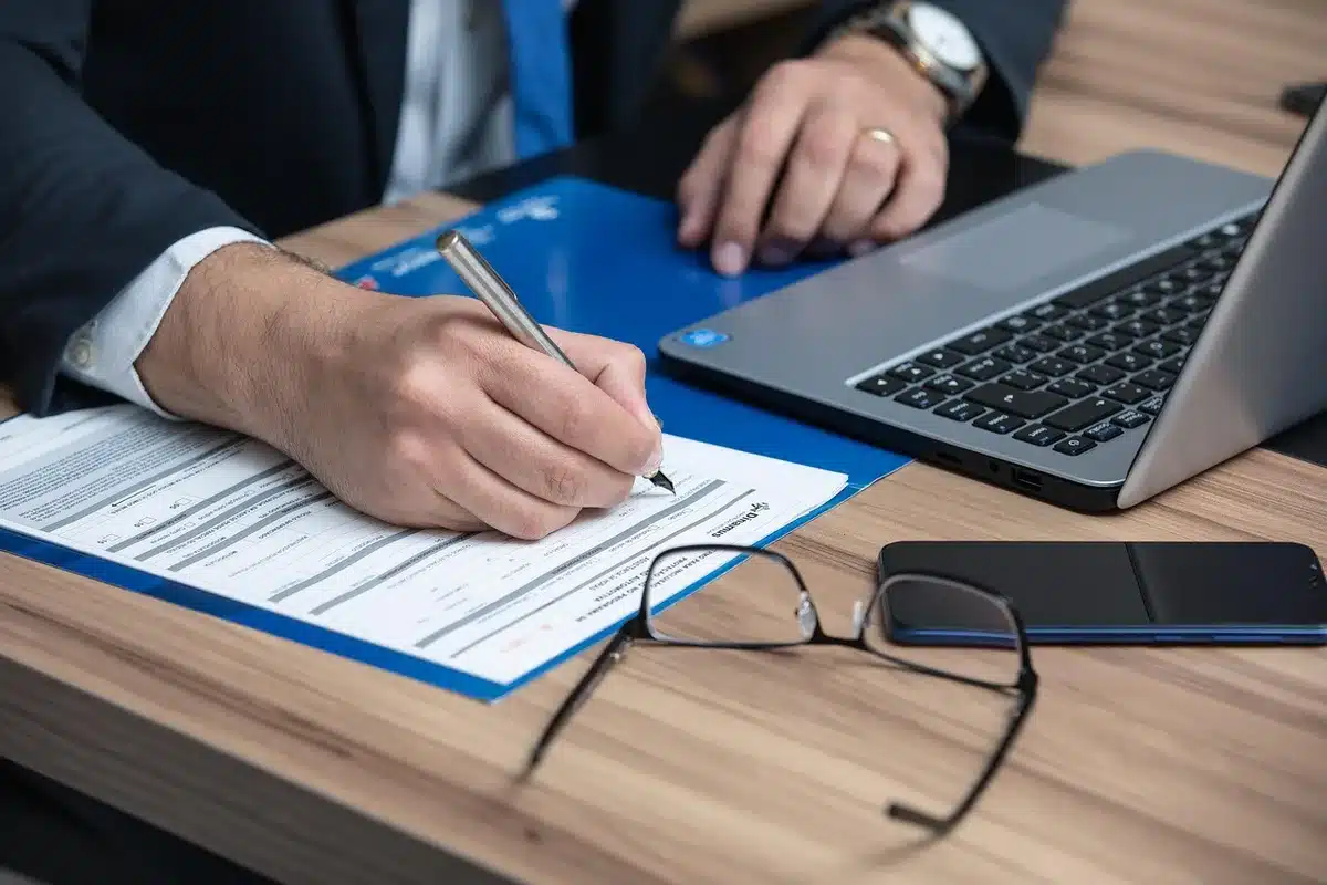 Deux mains anonymes signant un contrat de travail