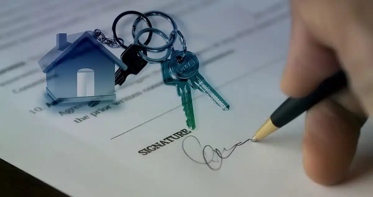 Avenant signé posé sur des documents de travail dans un bureau lumineux